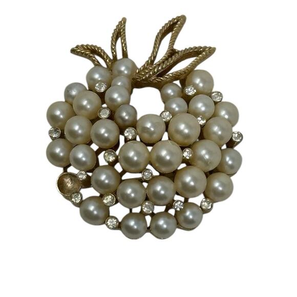 Trifari Vintage Wreath Pearls Gold tone Rhinestones Brooch - Picture 10 of 12